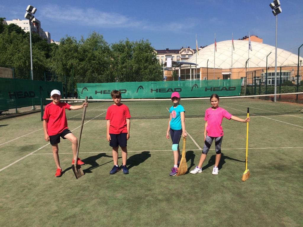 Теннисисты Спортивной школы №7 со своим тренером провели субботник
