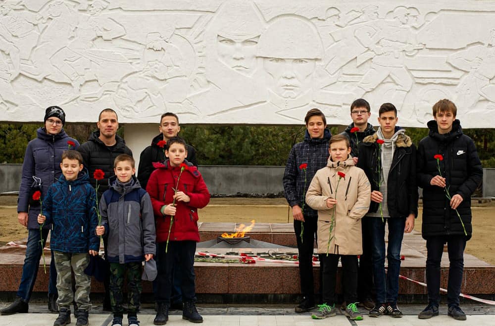 Спортсмены МБУ СШ 7 МОГК посетили площадь Памяти Героев, где возложили цветы к Вечному огню