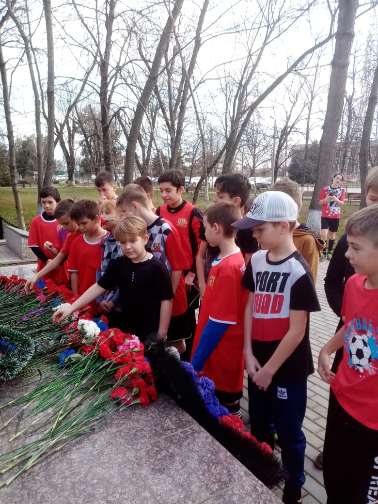 Сегодня, 23 февраля, в рамках мероприятий, приуроченных ко Дню Защитника Отечества, юные спортсмены отделения футбола МБУ СШ № 7 МОГК произвели возложение цветов в память о славных героях, защищавших нашу страну!!!